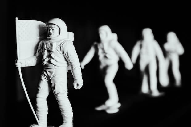 Astronauten in Weiss