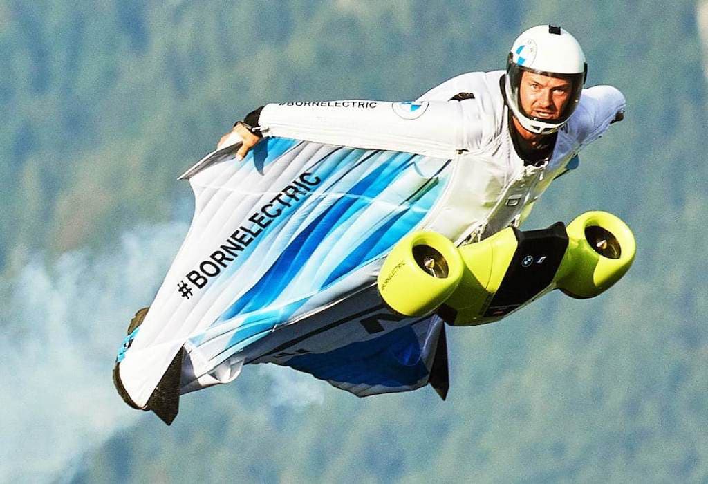 Electrified Wingsuit von BMW i und Designworks