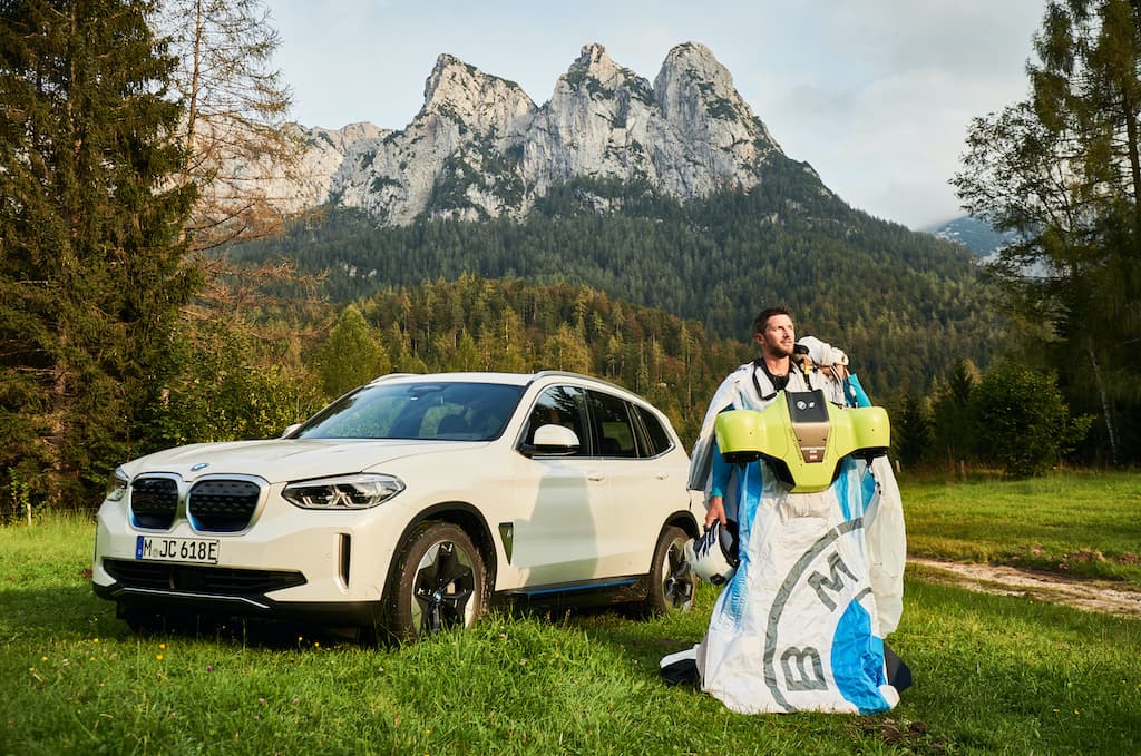 Electrified Wingsuit und Elektroauto BMW iX3Electrified Wingsuit und Elektroauto BMW iX3