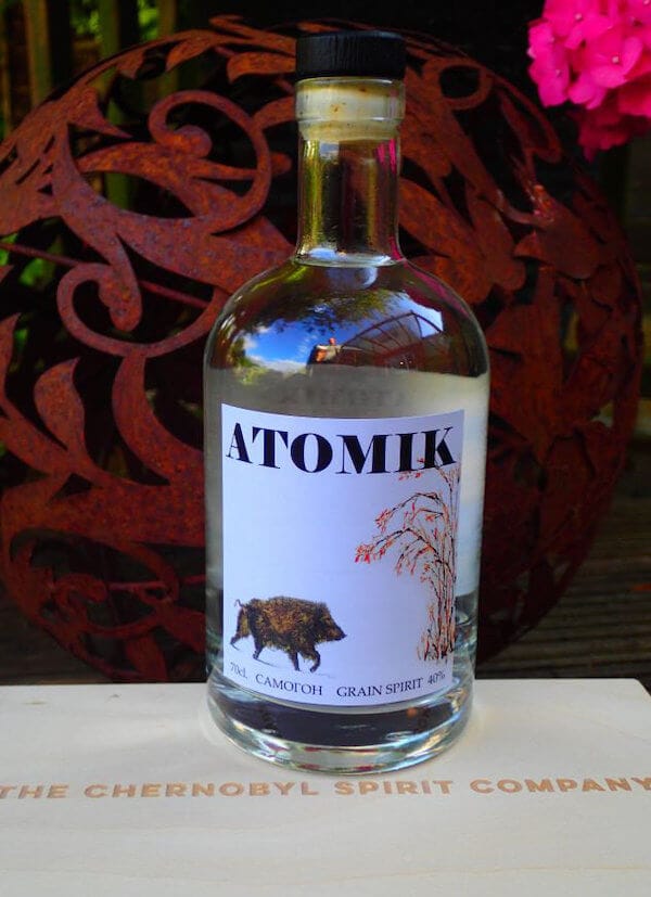 Die erste Atomic Vodka Flasche