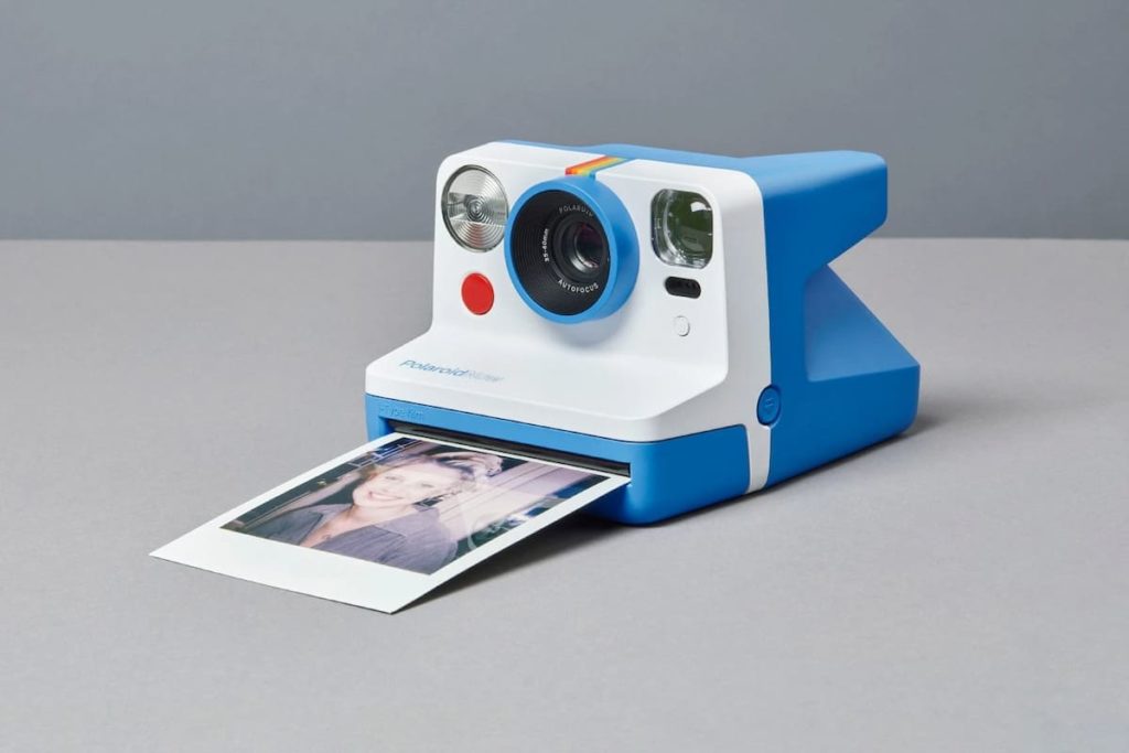 Now Kamera von Polaroid in Blau