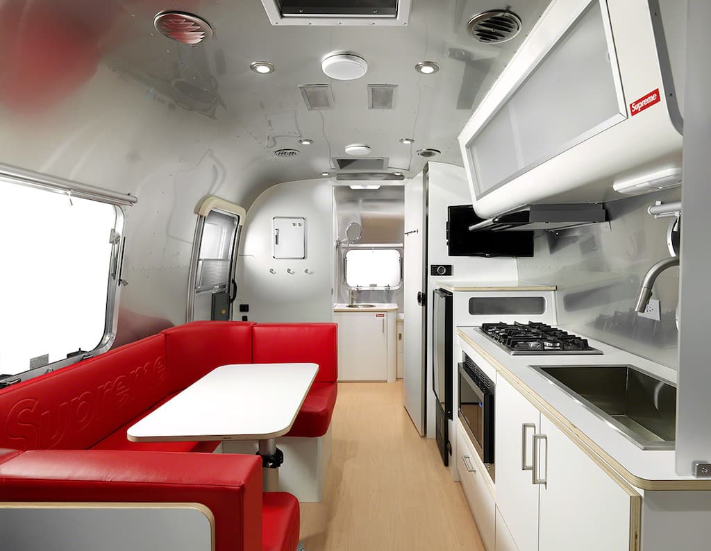 Supreme Airstream Travel Trailer Küche und Sitzecke