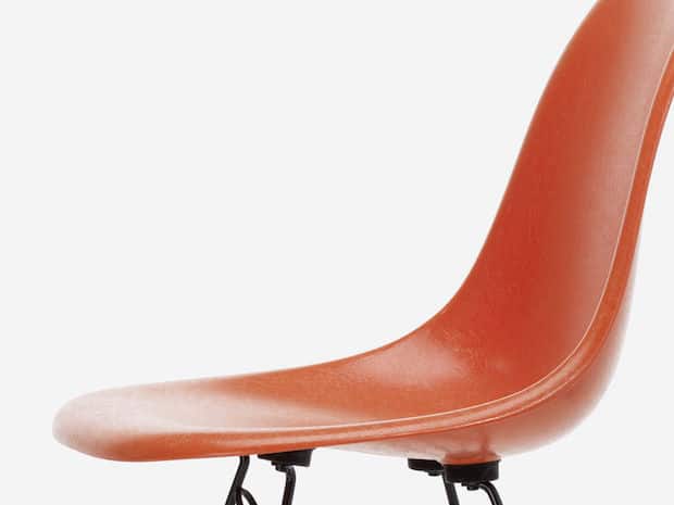 Vitra Eames Fiberglass Chair in Rot