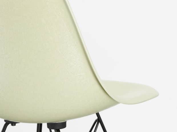 Vitra Eames Fiberglass Chairs in Weiss