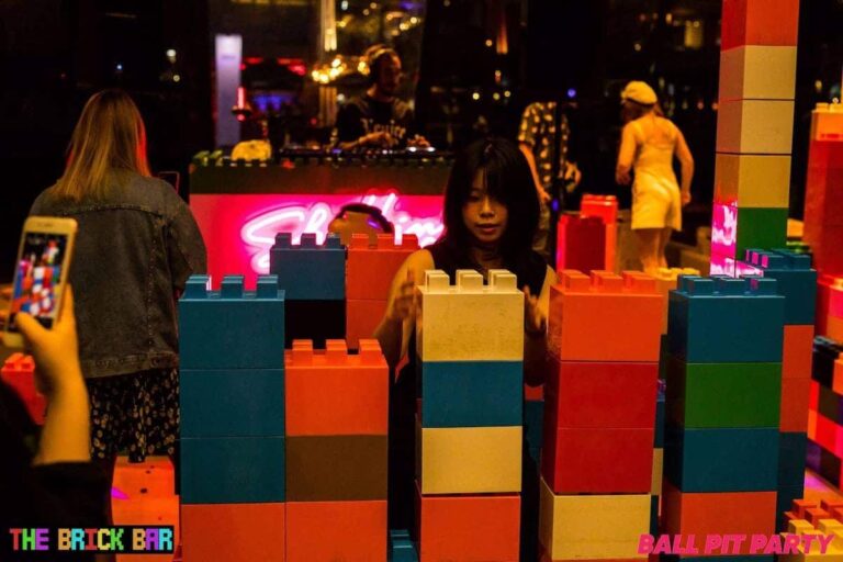 The Brick Bar – eine LEGO Pop-Up-Bar aus 1 Million Steinen